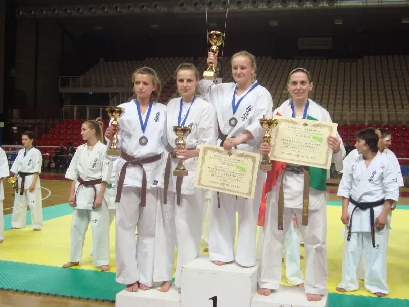 Medalistki z pucharami i dyplomami na podium 25. Wagowych Mistrzostw Europy w Padwie