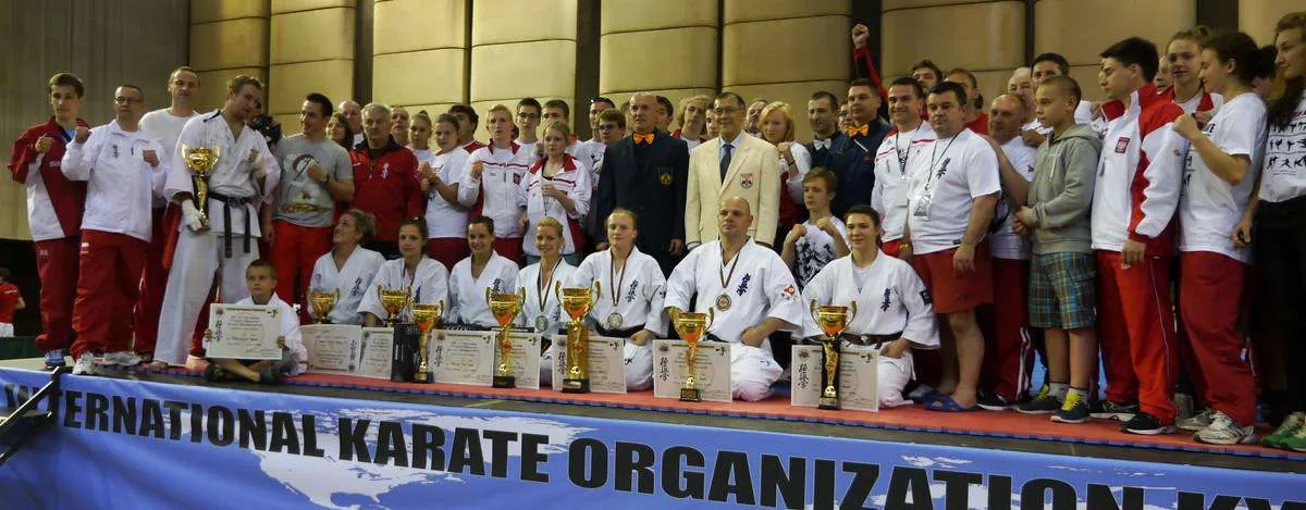 Wspólne zdjęcie uczestników Mistrzostw Europy karate kyokushin IKO w Warnie w 2014 roku